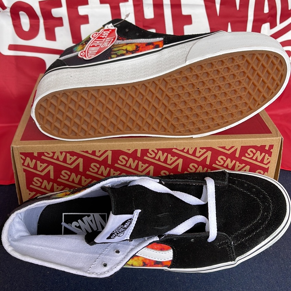 Vans Sk8-Hi Tapered
Paradoxical Black/Multi
VNOA5JMKBML
Men’s Platforms - Picture 6 of 16